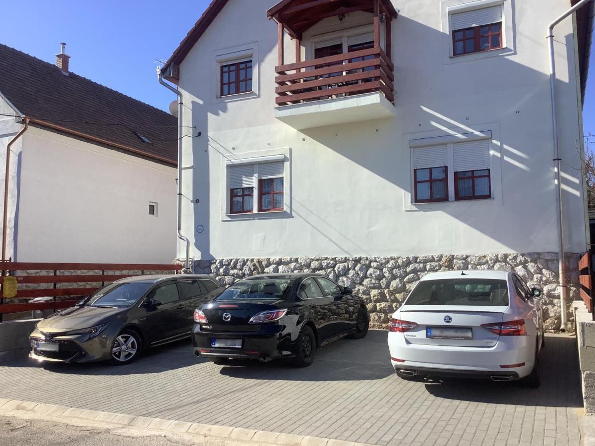 Ezuest Boroka Apartman 埃格尔 外观 照片